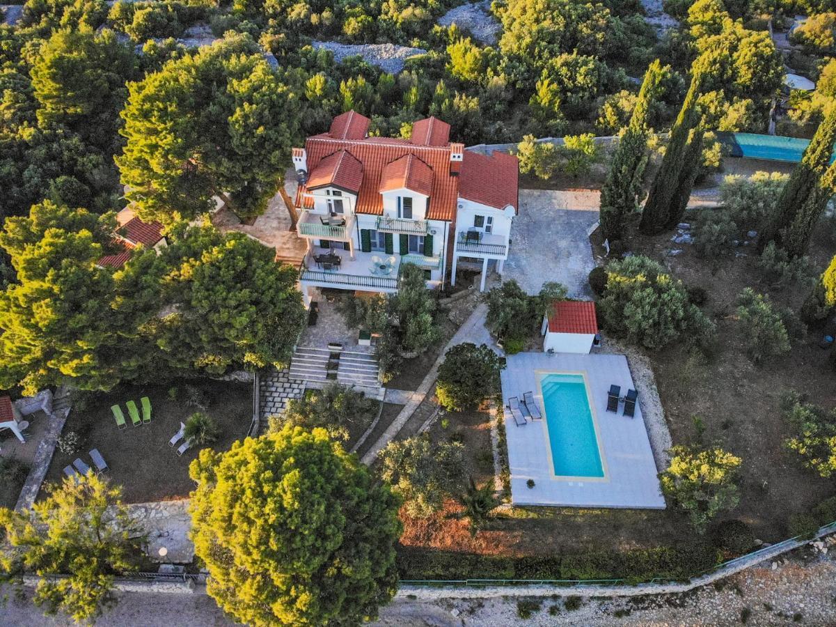 Apartments Mara Pirovac Bagian luar foto
