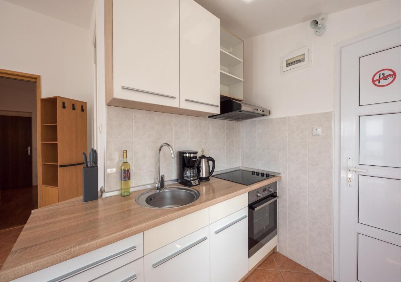 Apartments Mara Pirovac Bagian luar foto
