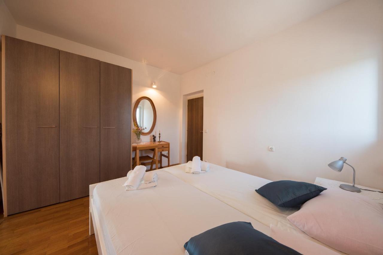 Apartments Mara Pirovac Bagian luar foto