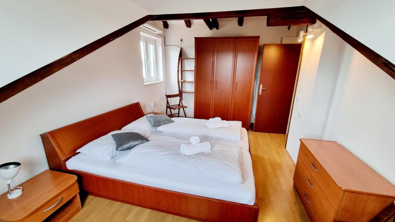 Apartments Mara Pirovac Bagian luar foto