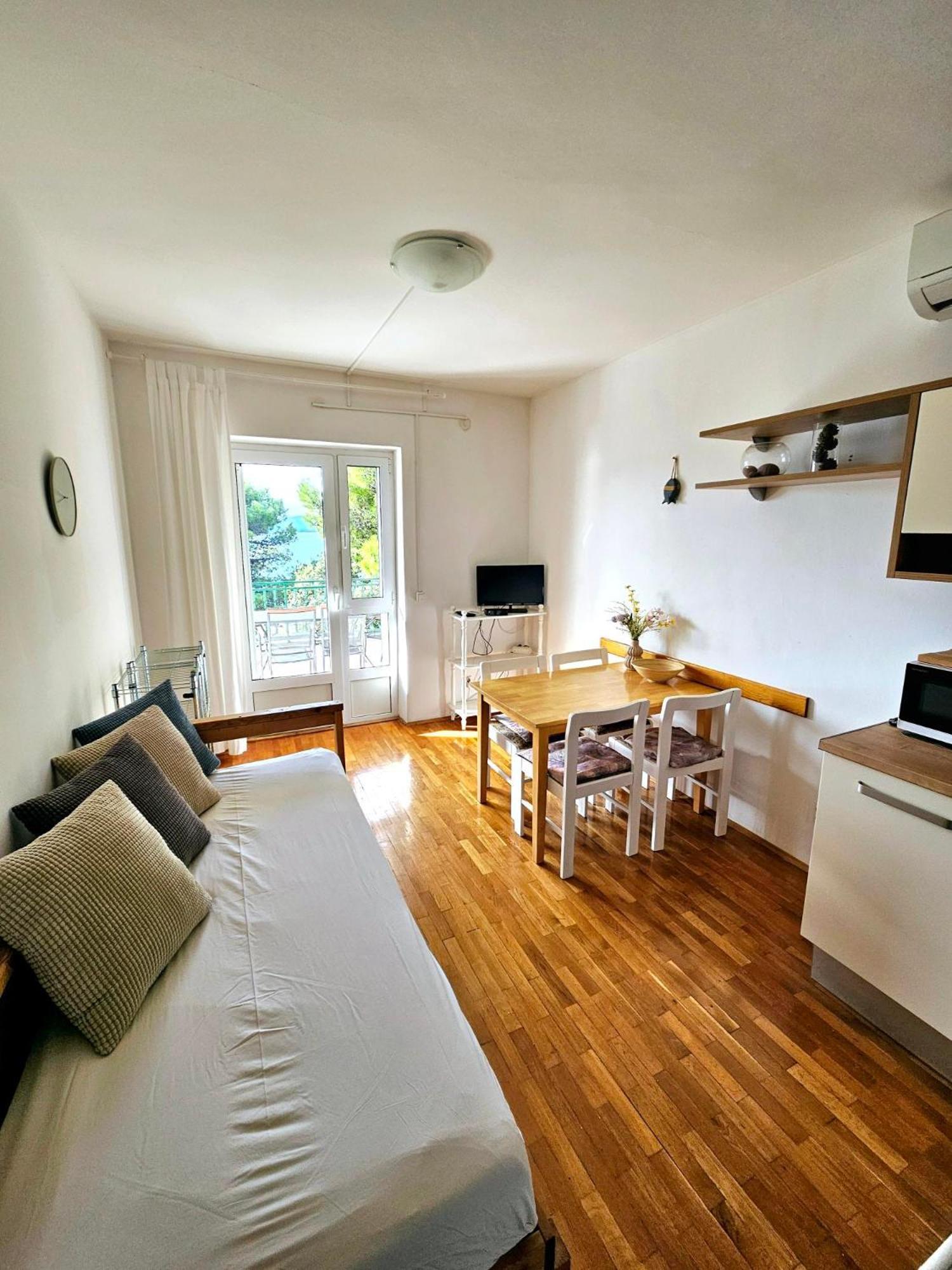 Apartments Mara Pirovac Bagian luar foto